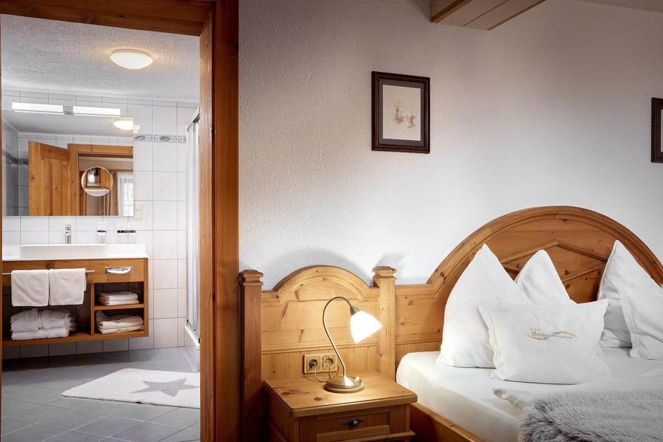 Shower, Toilet, Spring, Bed, Natural landscape, Winter, Summer, Children play ground, Garden, Golfcourse, Hot Spring Bath, Massage, Minigolf, Skiing, Bathroom, TV and multimedia, View (from property/room), Spa and wellness centre/facilities, Fitness centre/facilities, Photo of the whole room, Decorative detail, Decorative detail, Seating area, Hiking, Bedroom, Guests, Guests, Sports, Breakfast, Buffet breakfast, children, older children, Parking, ATM, currency exchange, furniture, hair dryier, heating, internet, safe, sunbed, toaster, towels, towels, trouser press, wardrobe