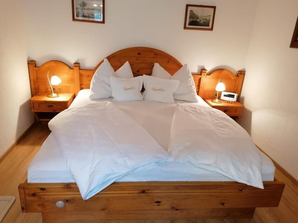 Shower, Staff, Spring, Bed, Winter, Summer, Children play ground, Ski School, Skiing, Bathroom, Photo of the whole room, Decorative detail, Cycling, Cycling, Bedroom, Autumn, Guests, Garden view, Garden view, Buffet breakfast, children, children, young children, young children, older children, older children, Parking, furniture, hair dryier, heating, heating, internet, safe, trouser press, wardrobe