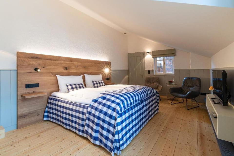 Bed, TV and multimedia, Bedroom