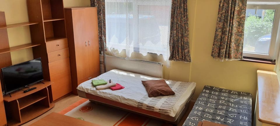 Bed, TV and multimedia, Photo of the whole room