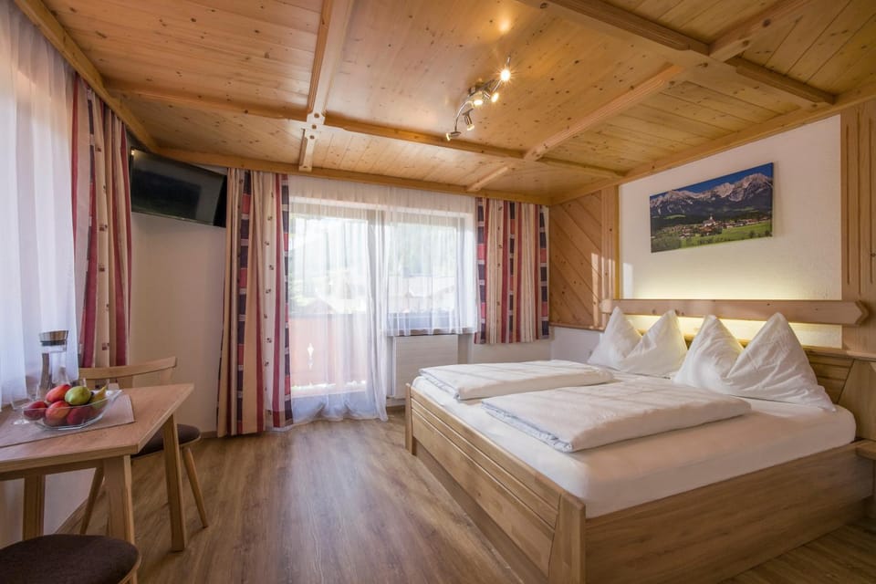 Bed, TV and multimedia, Photo of the whole room