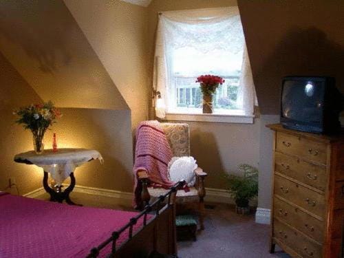 Bed, TV and multimedia, Decorative detail, Street view