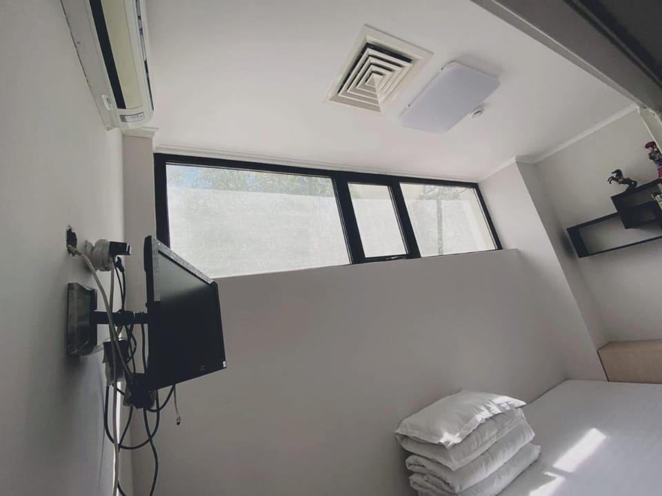 Bed, TV and multimedia, Photo of the whole room, Bedroom, towels, air conditioner