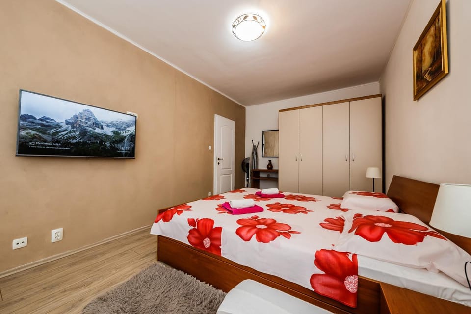 Bed, Photo of the whole room