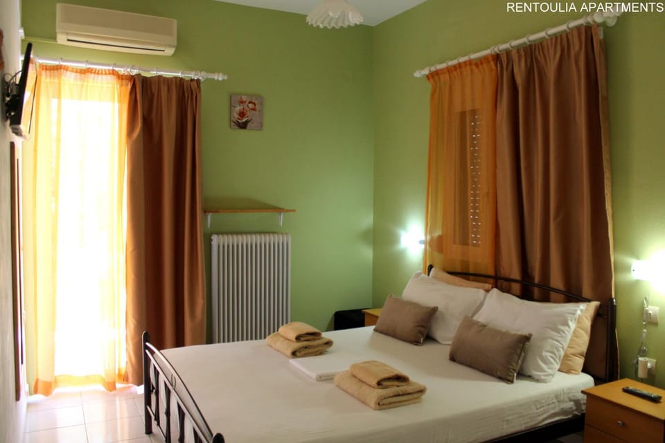 Bed, TV and multimedia, View (from property/room), Other, Photo of the whole room, Bedroom, Text overlay, furniture, internet, towels, towels, air conditioner, air conditioner