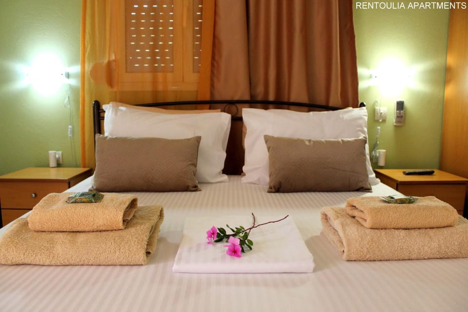 Bed, Photo of the whole room, Bedroom, towels, towels