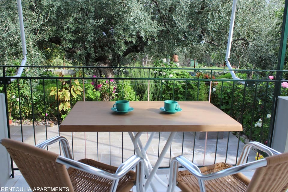 Property building, Patio, Spring, Day, Garden, Garden, View (from property/room), View (from property/room), Balcony/Terrace, Dining area, On site, Garden view, Garden view, Inner courtyard view