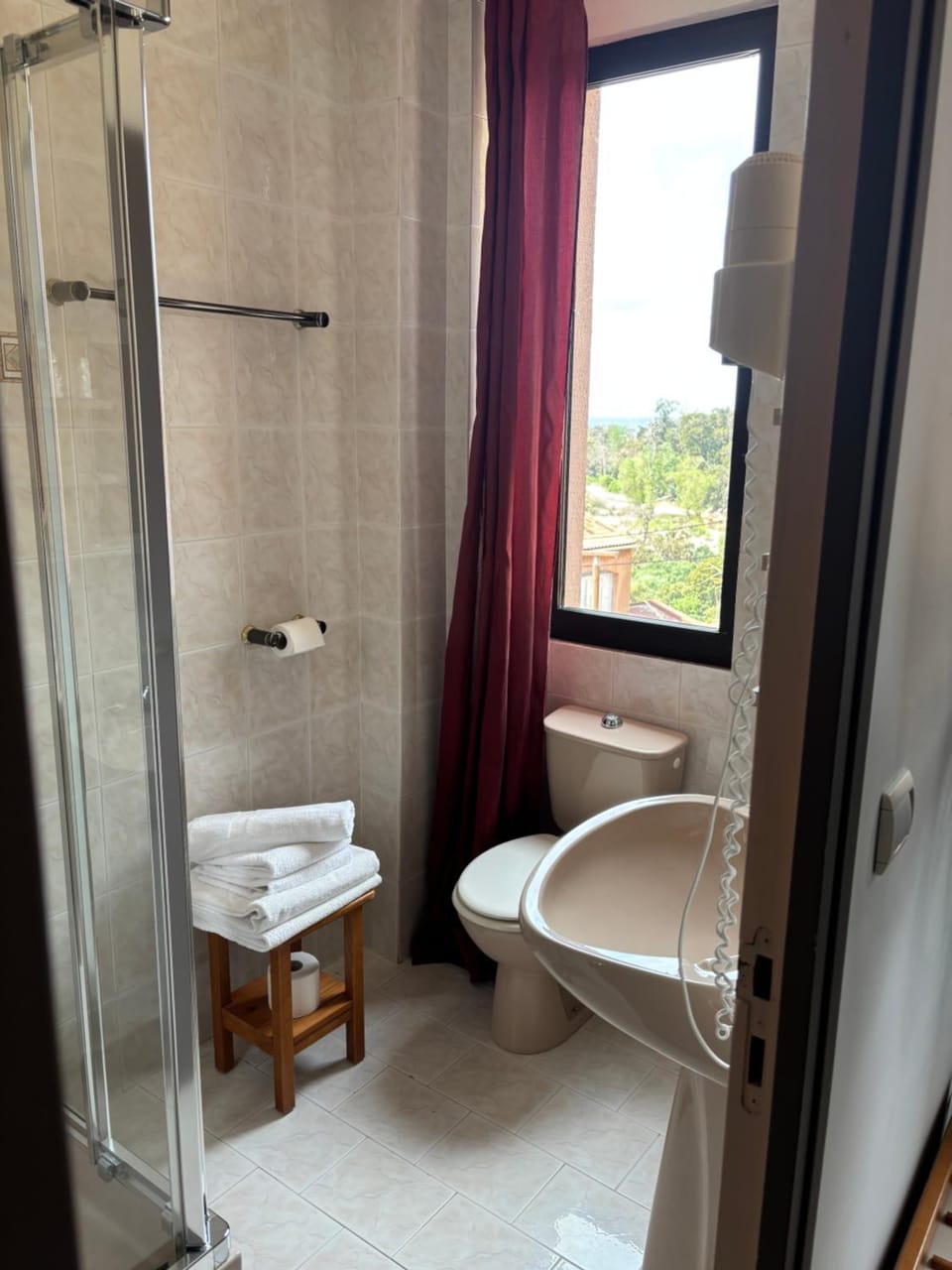 Hotel & Restaurant Le Beau Sejour Hotel in Ota