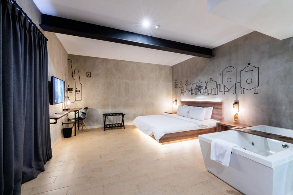 Bed, TV and multimedia, Bedroom, Bath