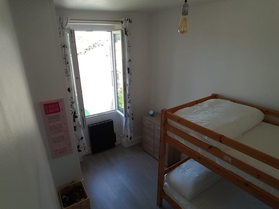 Bedroom, bunk bed