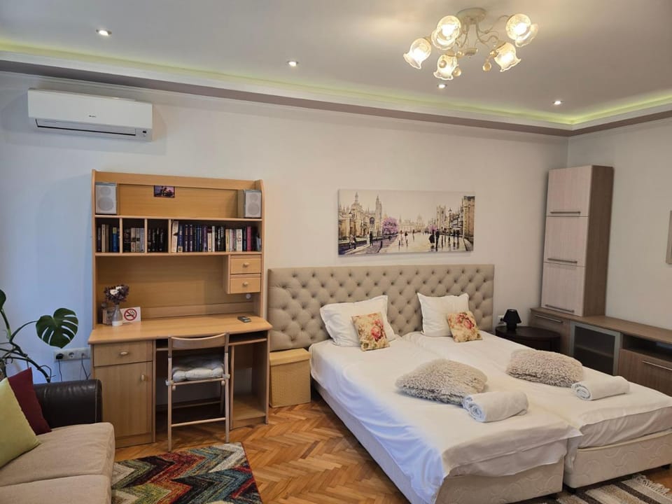 Bed, Photo of the whole room, Bedroom, air conditioner