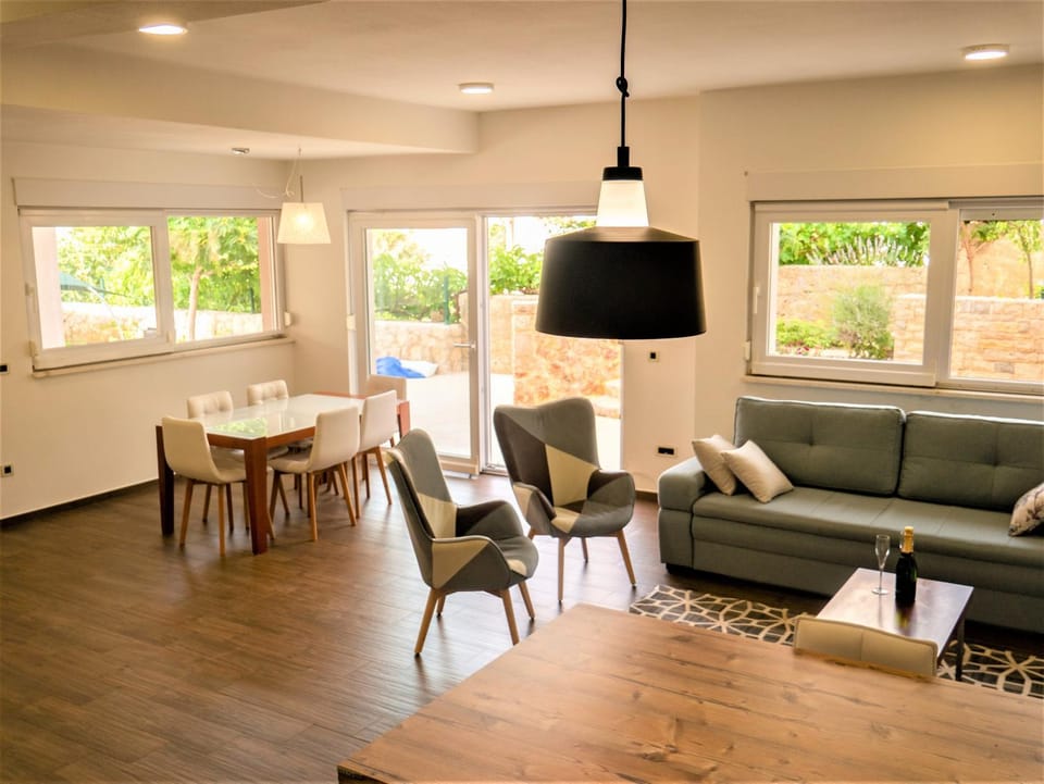 Living room, Seating area, Dining area
