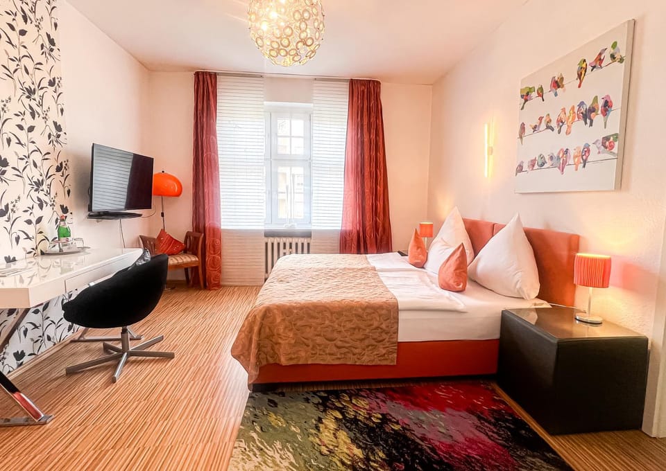 Bed, TV and multimedia, Photo of the whole room, Bedroom