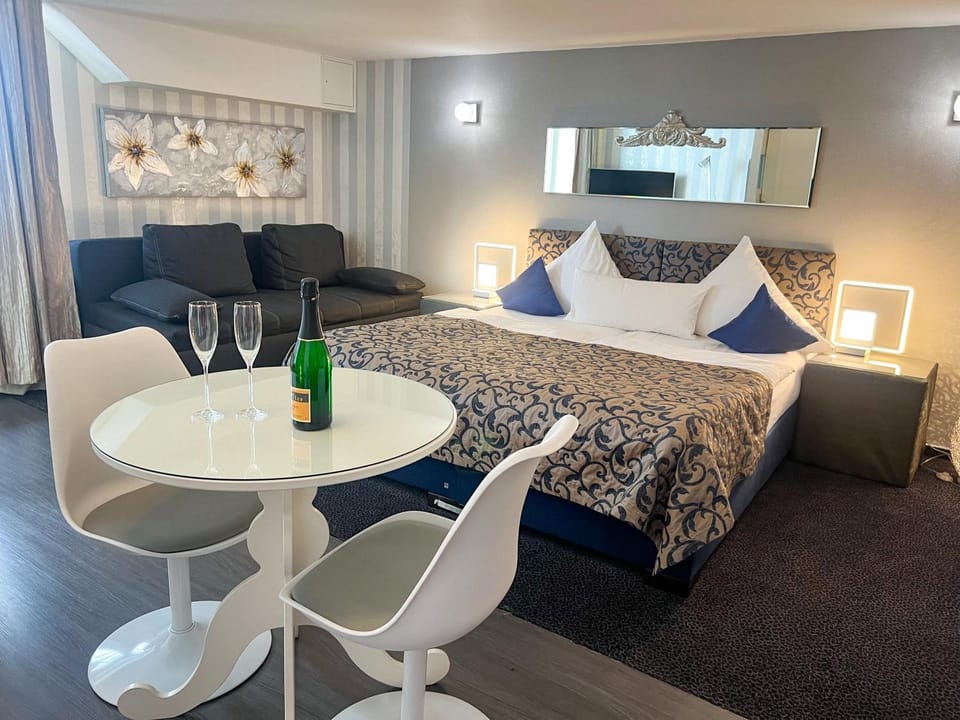 Bed, Photo of the whole room, Seating area, Dining area