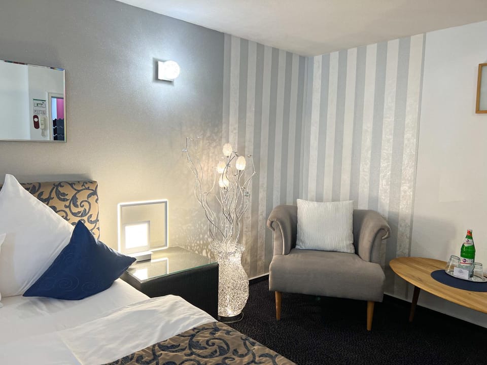Bed, Photo of the whole room, Seating area
