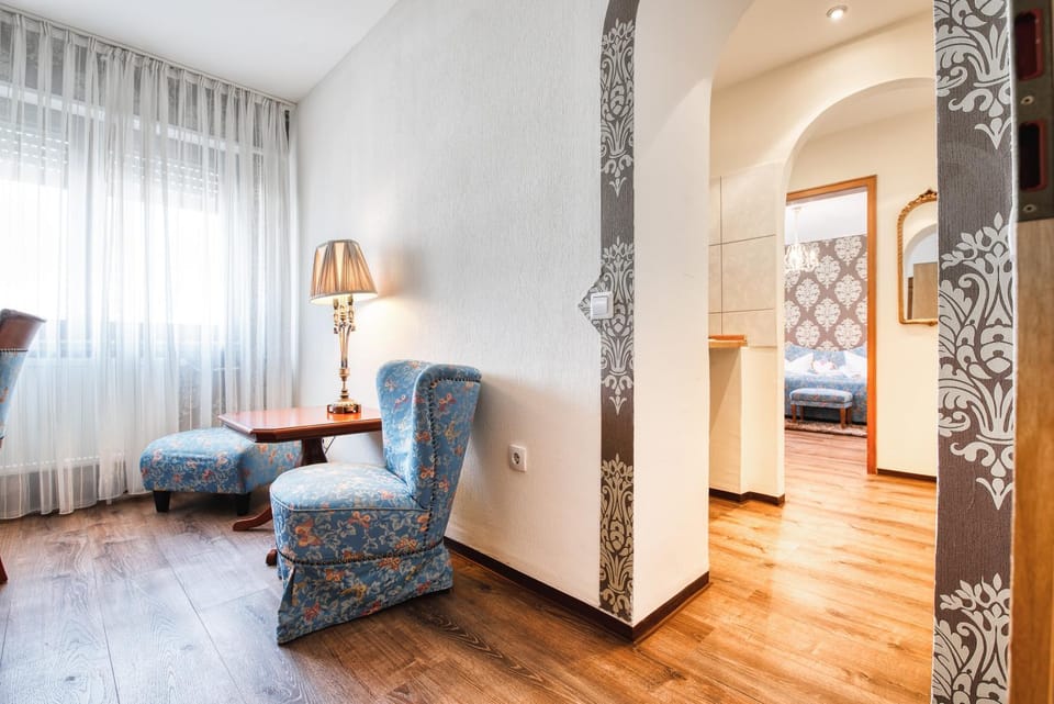 Photo of the whole room, Decorative detail, Quiet street view