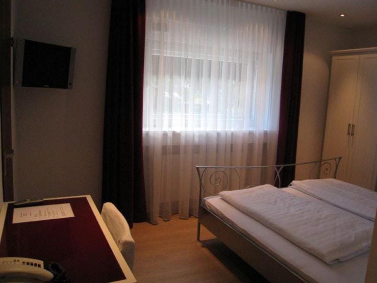 Bed, Seating area