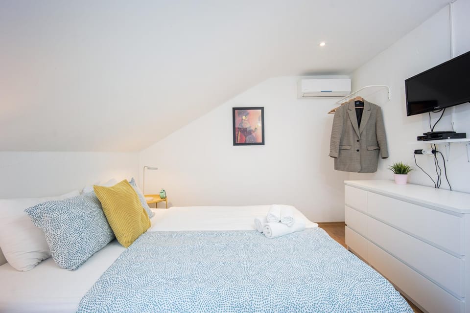Bed, TV and multimedia, Bedroom, towels, air conditioner