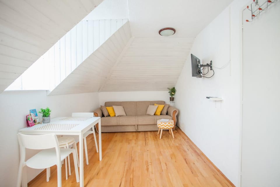 TV and multimedia, Living room, Decorative detail, Seating area