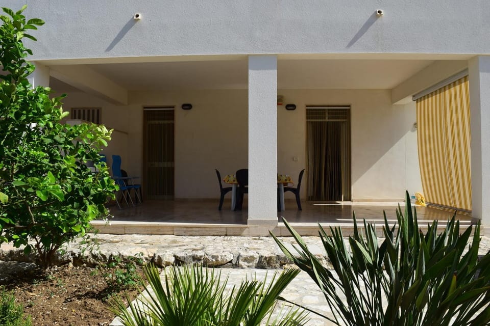 Property building, Patio, Balcony/Terrace