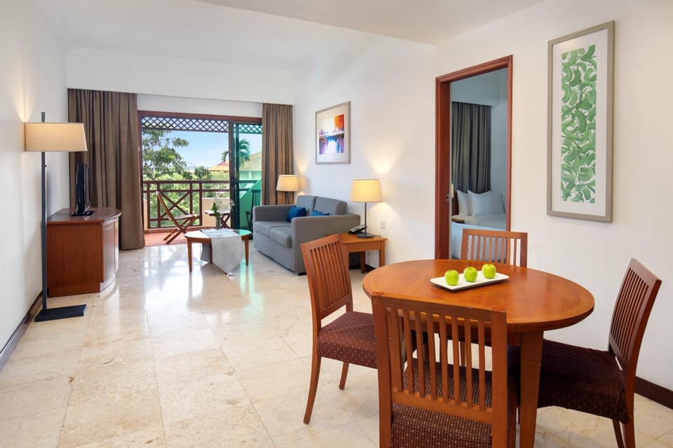 Shower, Property building, Restaurant/places to eat, TV and multimedia, Balcony/Terrace, Living room, Spa and wellness centre/facilities, Spa and wellness centre/facilities, Seating area, Dining area, Kids's club, Kids's club, Swimming pool, Breakfast, Dinner, Bath, Parking, towels