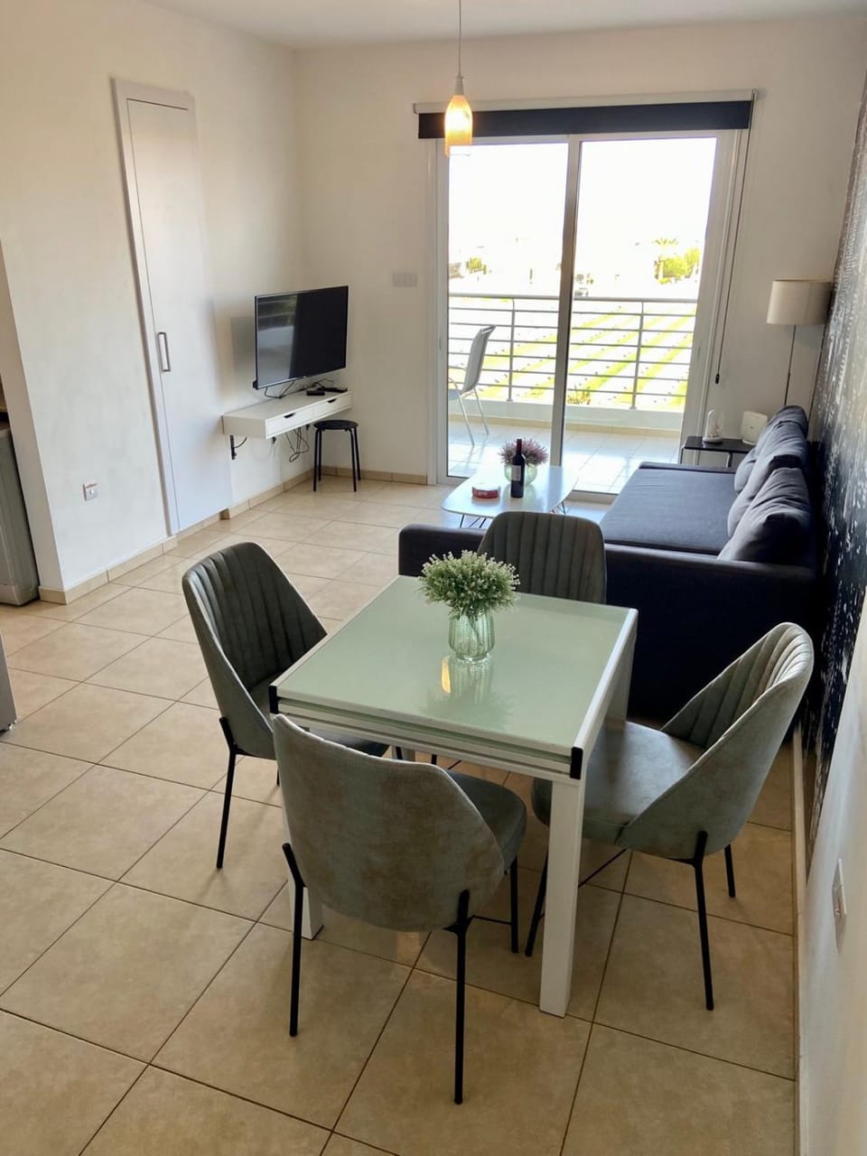 TV and multimedia, Living room, Seating area, Dining area
