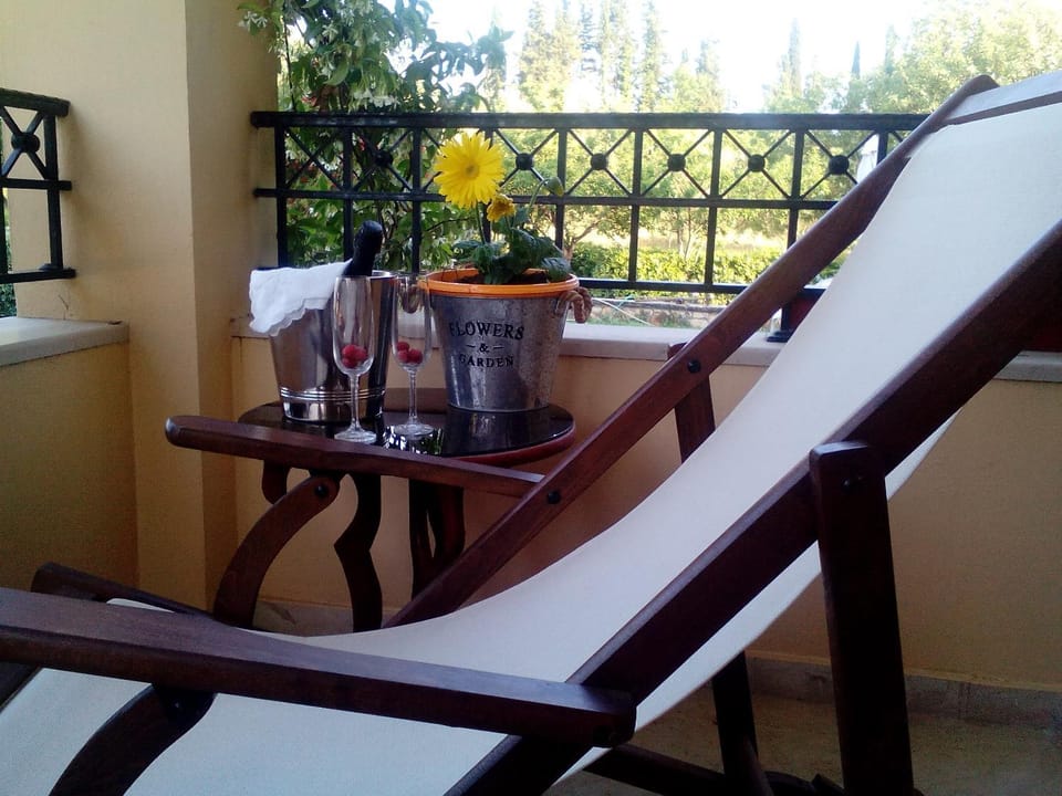 Patio, Garden, Balcony/Terrace, Seating area, Garden view, Mountain view, Pool view