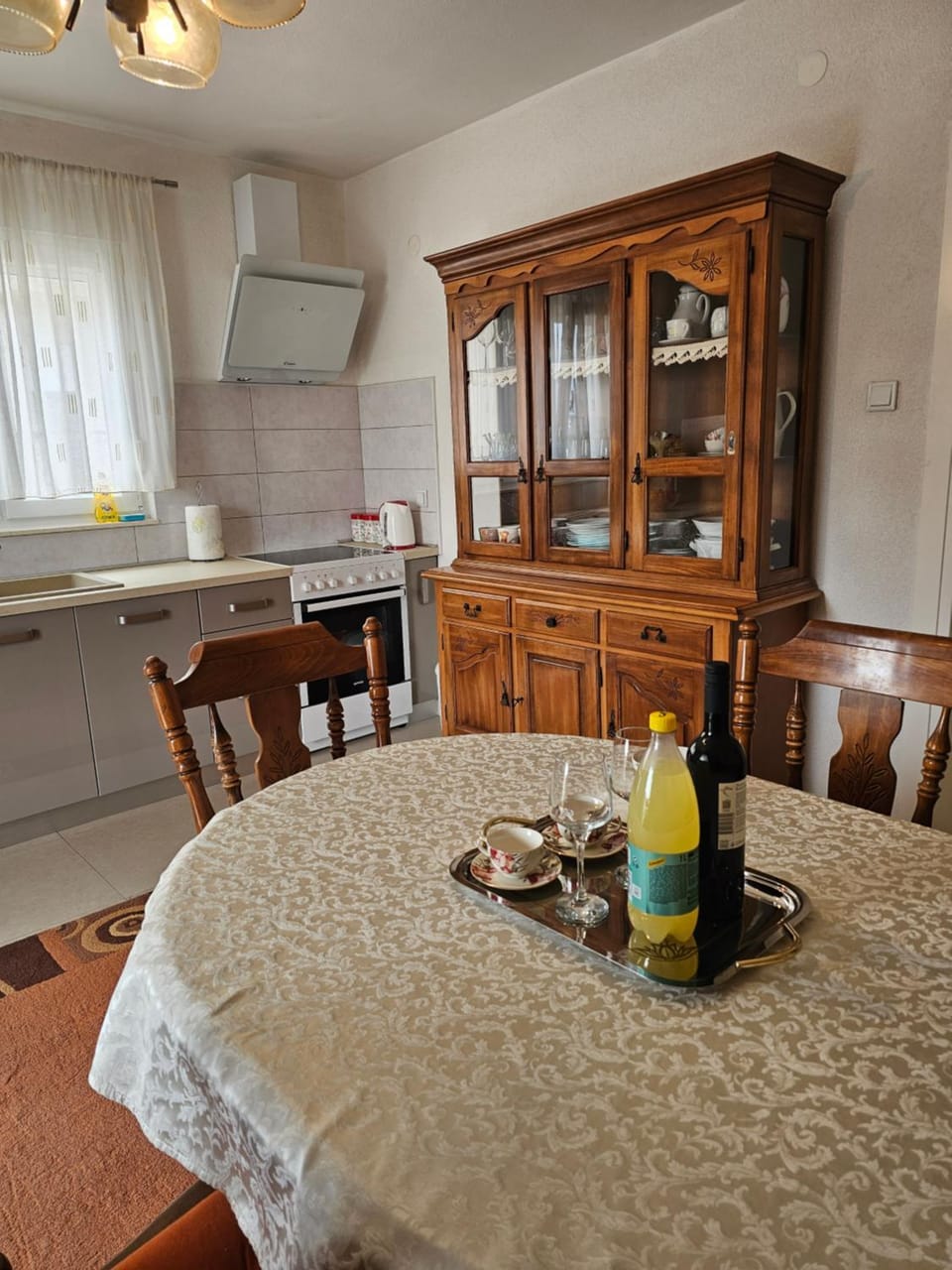 Kitchen or kitchenette, Dining area, oven, stove