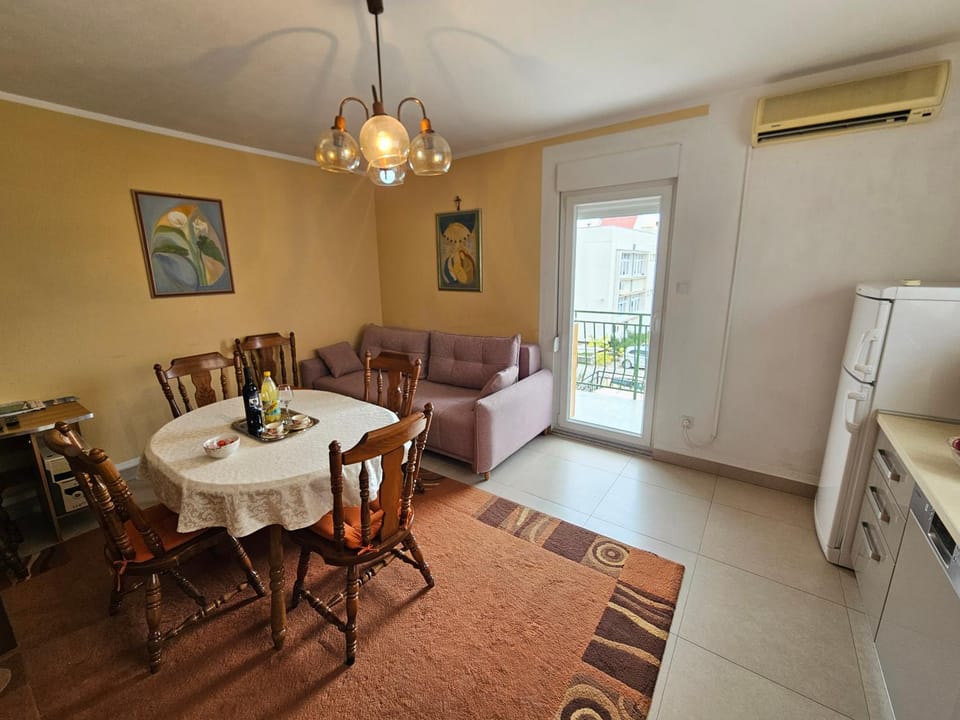 Living room, Seating area, Dining area, air conditioner