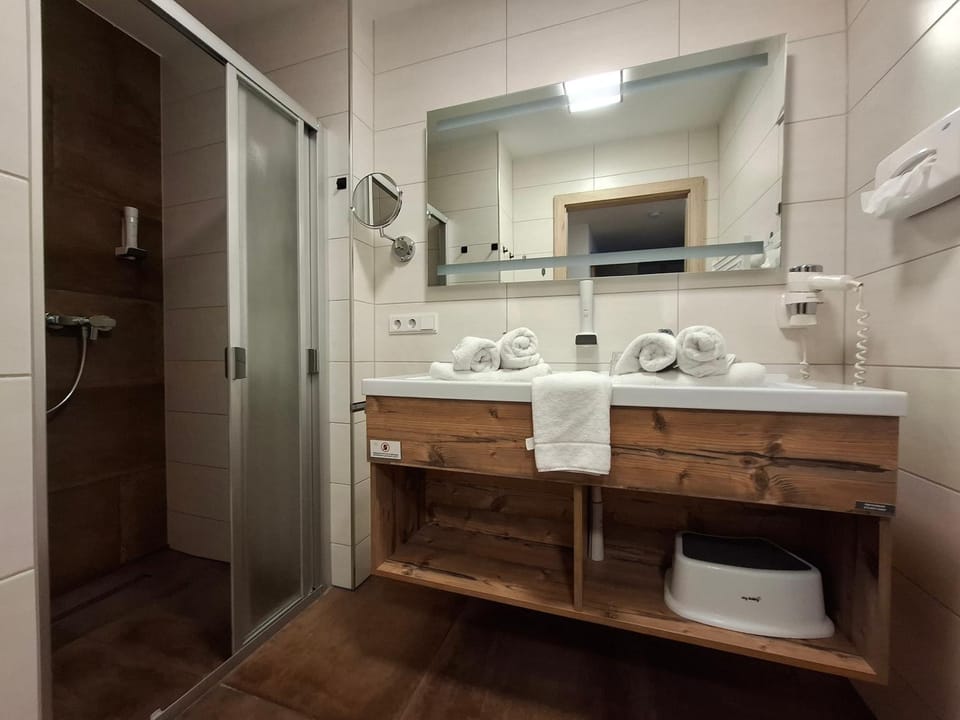 Shower, Bathroom, towels