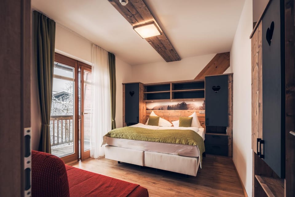 Bed, TV and multimedia, Photo of the whole room, Bedroom, wardrobe