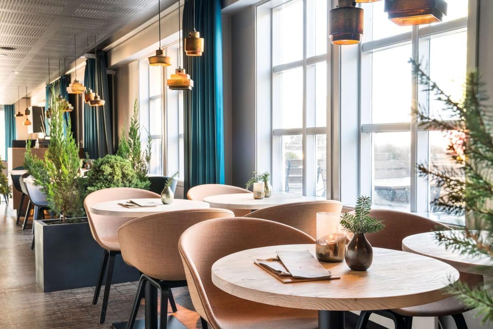 Restaurant/places to eat, Dining area, On site