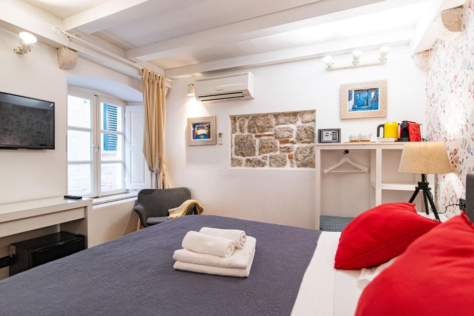 Bed, TV and multimedia, Seating area, Bedroom, towels, air conditioner