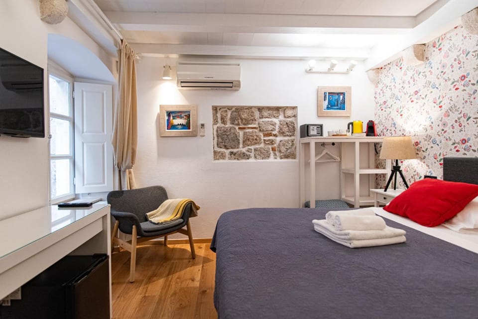 Bed, TV and multimedia, Bedroom, towels, air conditioner