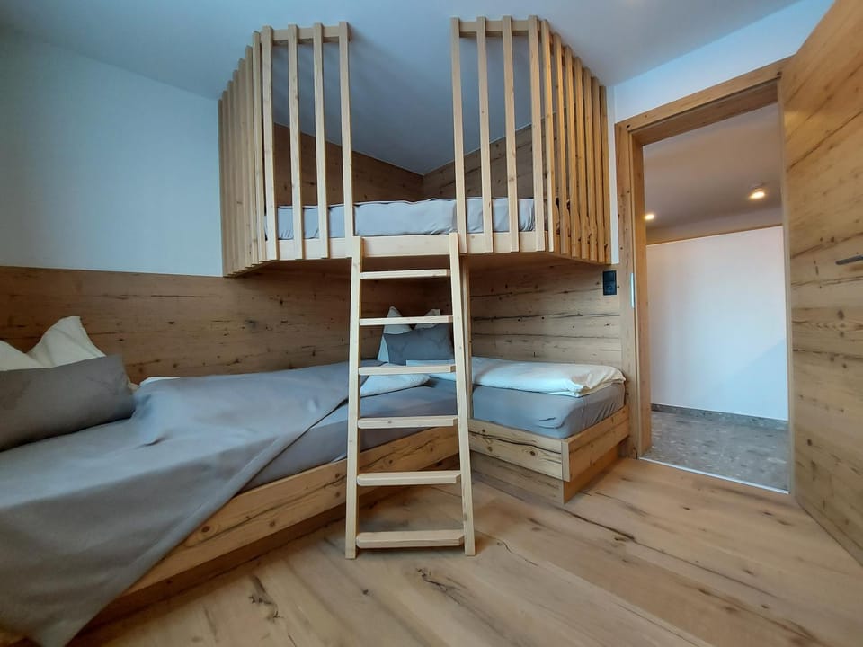 Bedroom, bunk bed