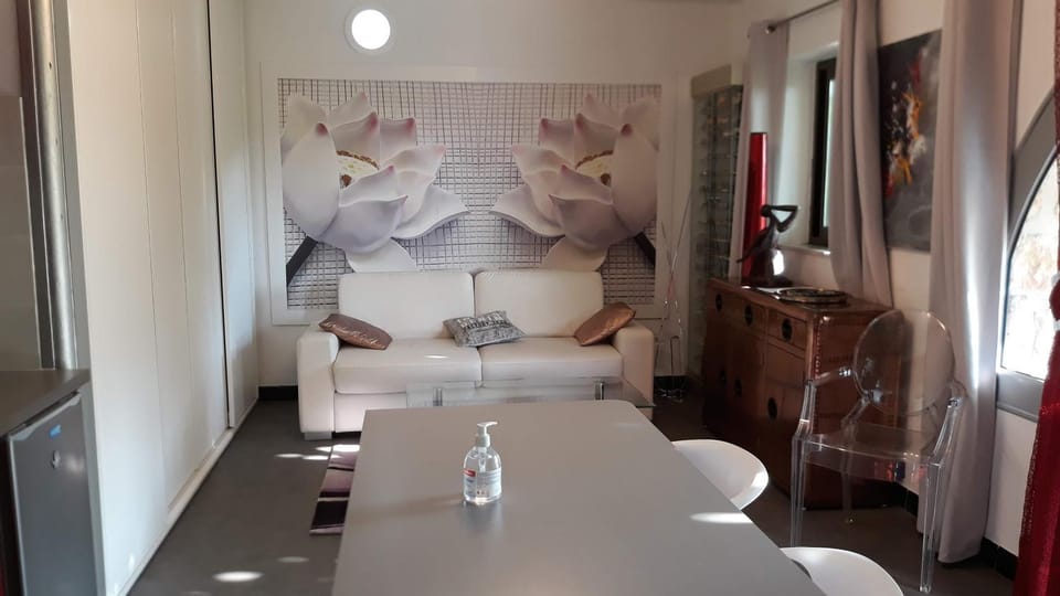 Communal lounge/ TV room, Lounge or bar