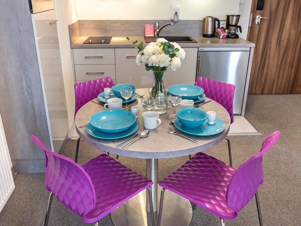 Kitchen or kitchenette, Dining area