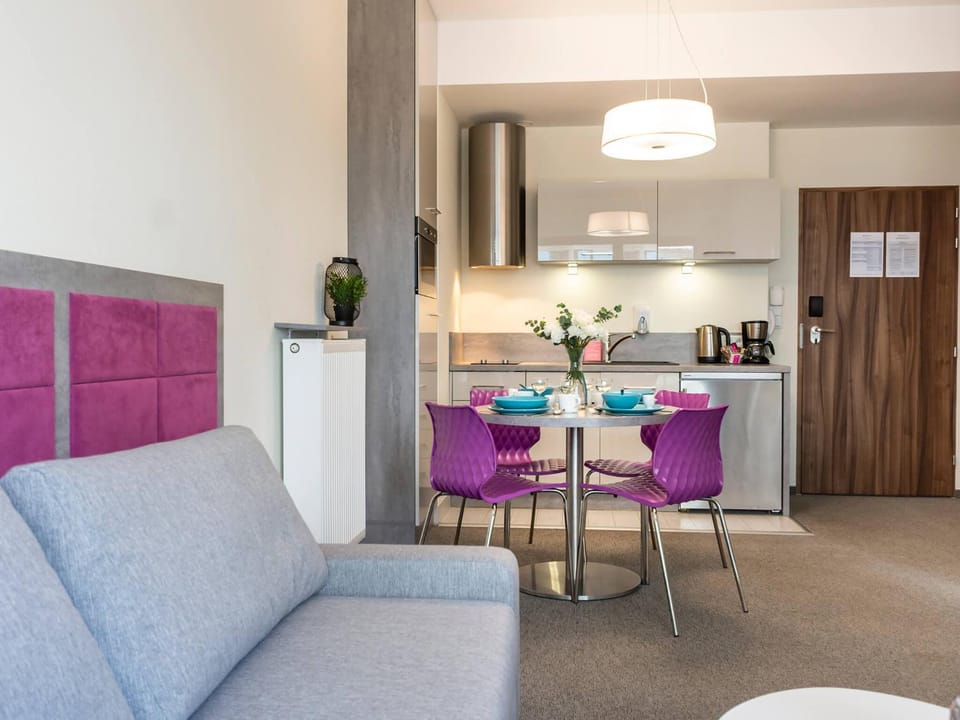 Kitchen or kitchenette, Living room, Seating area, Dining area