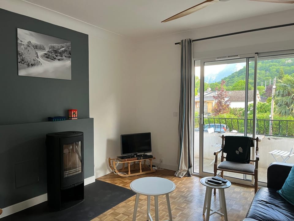 Balcony/Terrace, Living room, Mountain view, fireplace