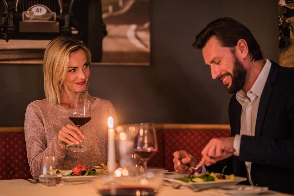 Restaurant/places to eat, People, Decorative detail, Guests, Dinner, Drinks, Alcoholic drinks, Non alcoholic drinks