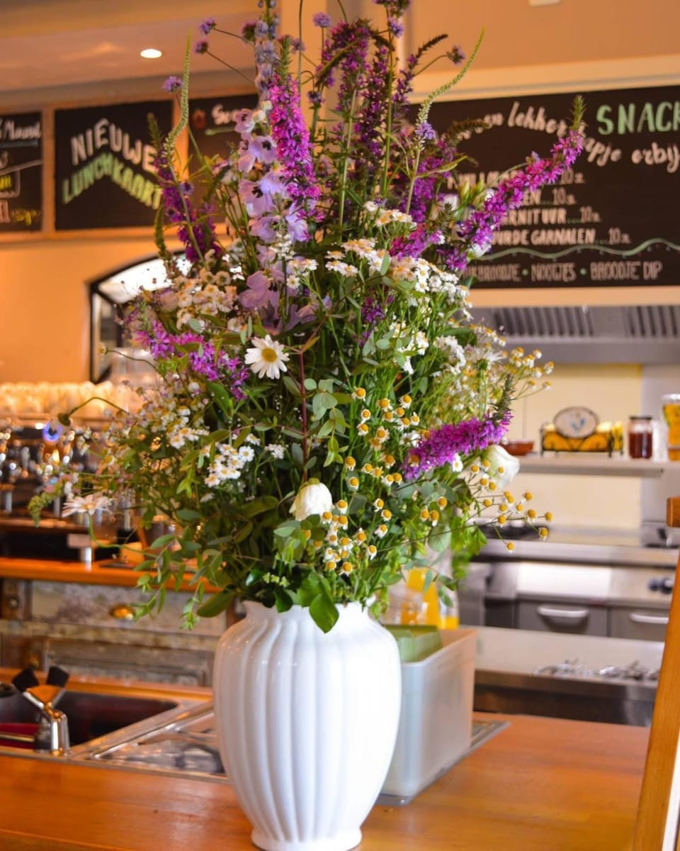 Restaurant/places to eat, Decorative detail, Dining area