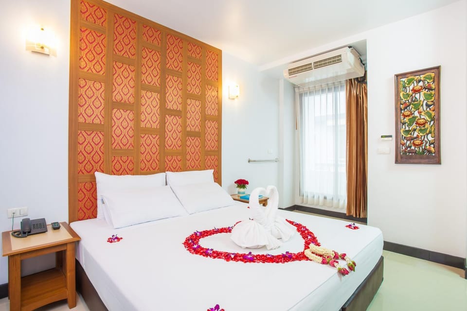 Bed, Photo of the whole room, towels, air conditioner