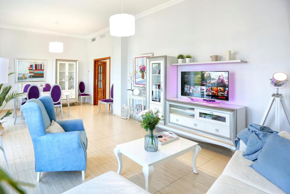 TV and multimedia, Living room, Evening entertainment