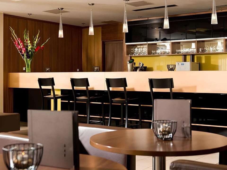 Restaurant/places to eat, Restaurant/places to eat, Lounge or bar