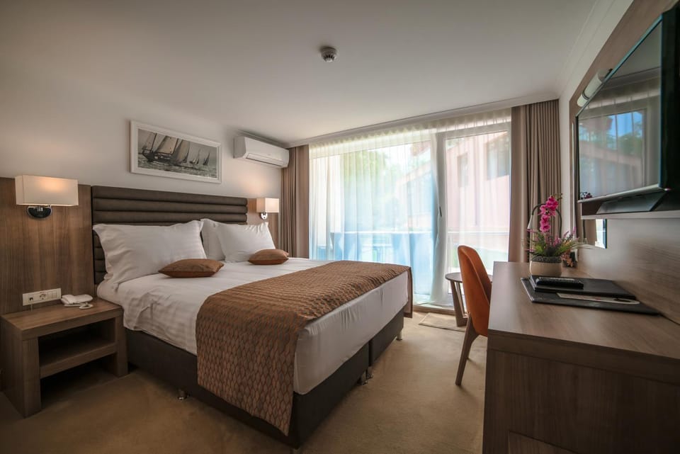 Bed, Photo of the whole room, hair dresser