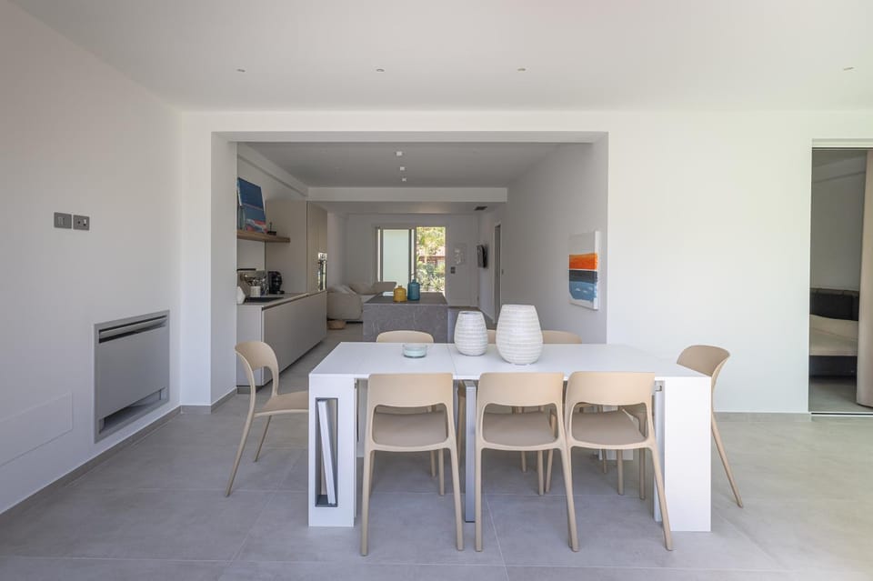 Living room, Seating area, Dining area, minibar, oven
