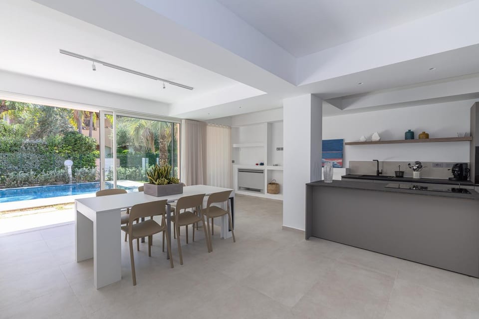 Coffee/tea facilities, Kitchen or kitchenette, Dining area, dishwasher, oven, stove