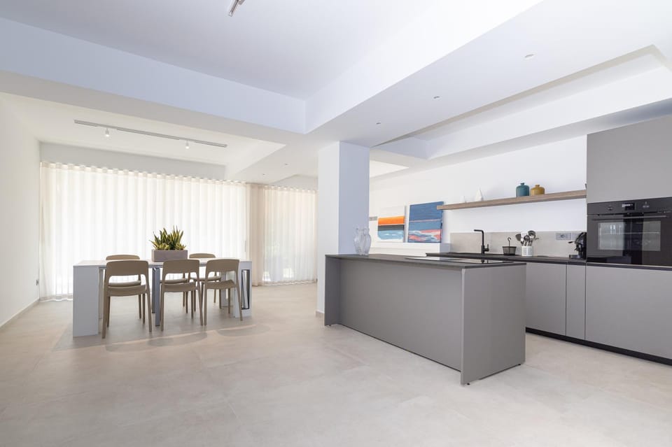 Coffee/tea facilities, Kitchen or kitchenette, Dining area, minibar, oven, stove, toaster