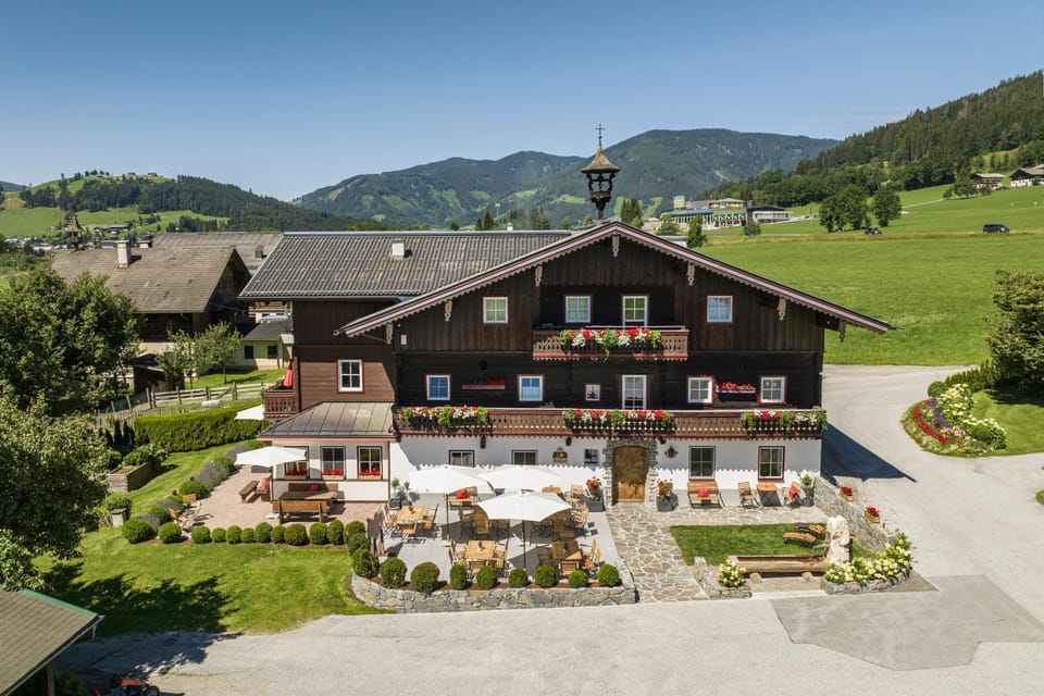 Property building, Day, Natural landscape, Garden, Mountain view