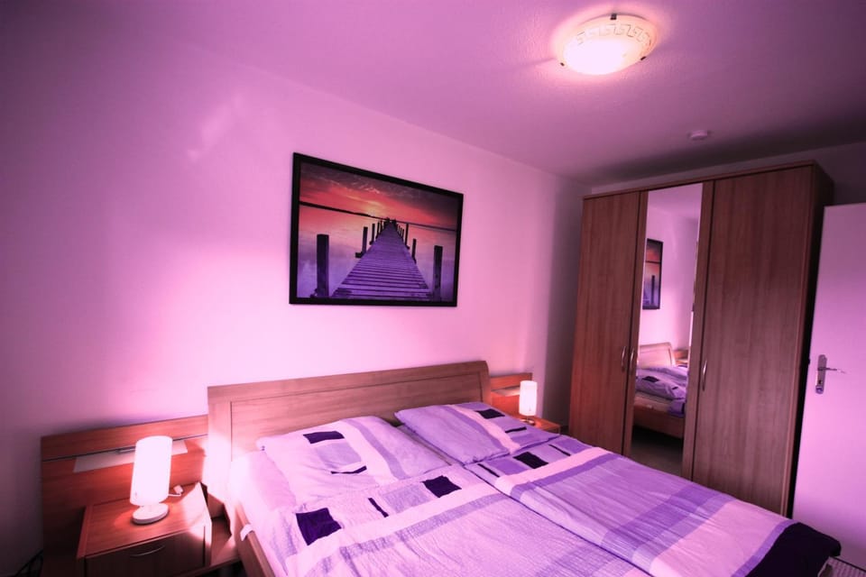 Photo of the whole room, Bedroom, wardrobe